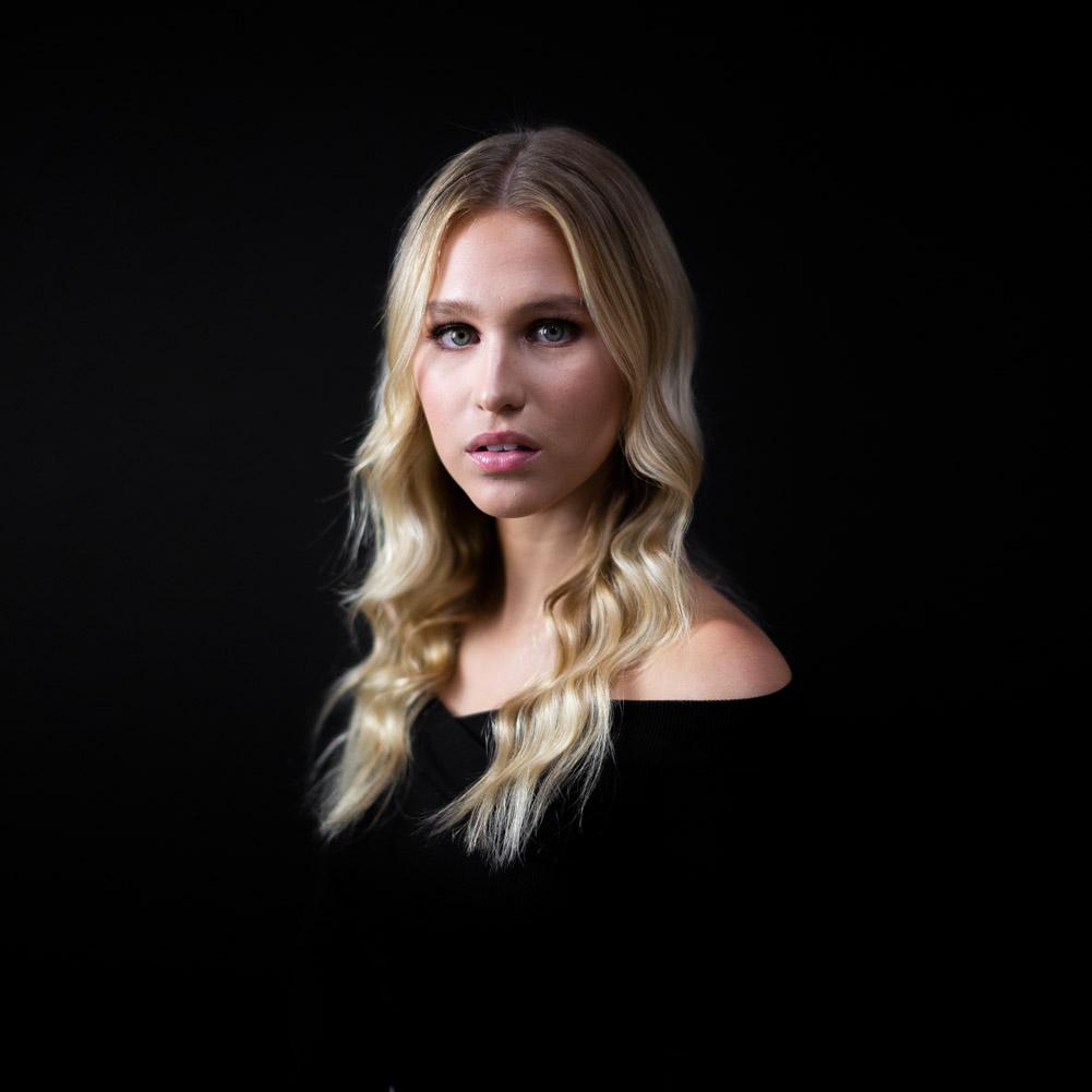 White / Black Collapsible Pop Up Backdrop with Stand & Peg Kit (1.5 x 2.1M)