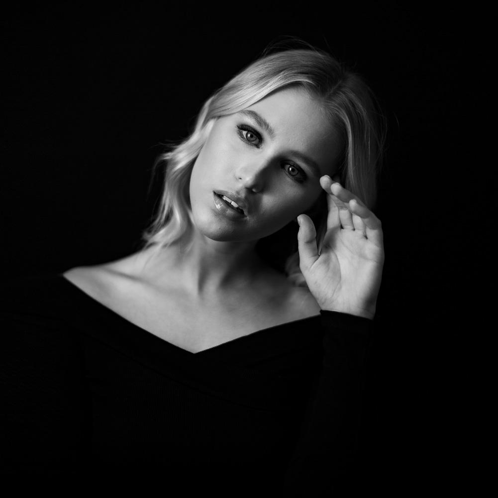 White / Black Collapsible Pop Up Backdrop with Stand & Peg Kit (1.5 x 2.1M)