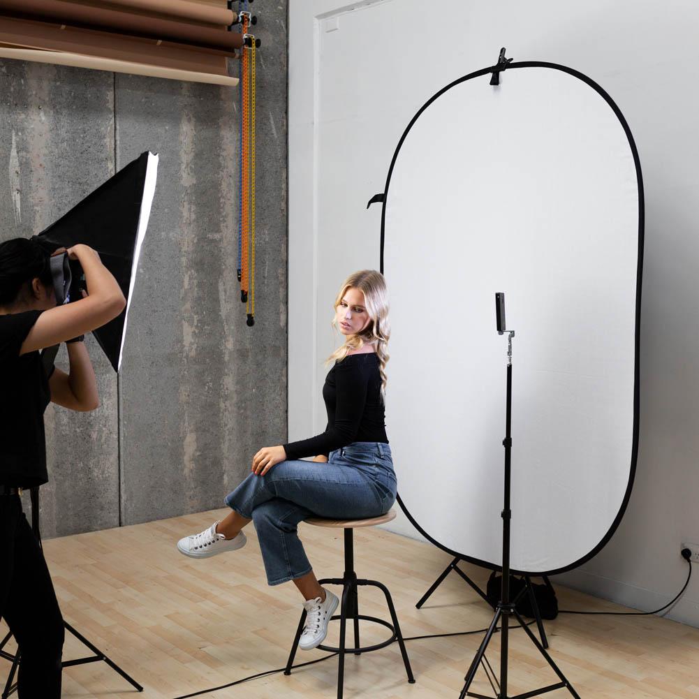 White / Black Collapsible Pop Up Backdrop with Stand & Peg Kit (1.5 x 2.1M)