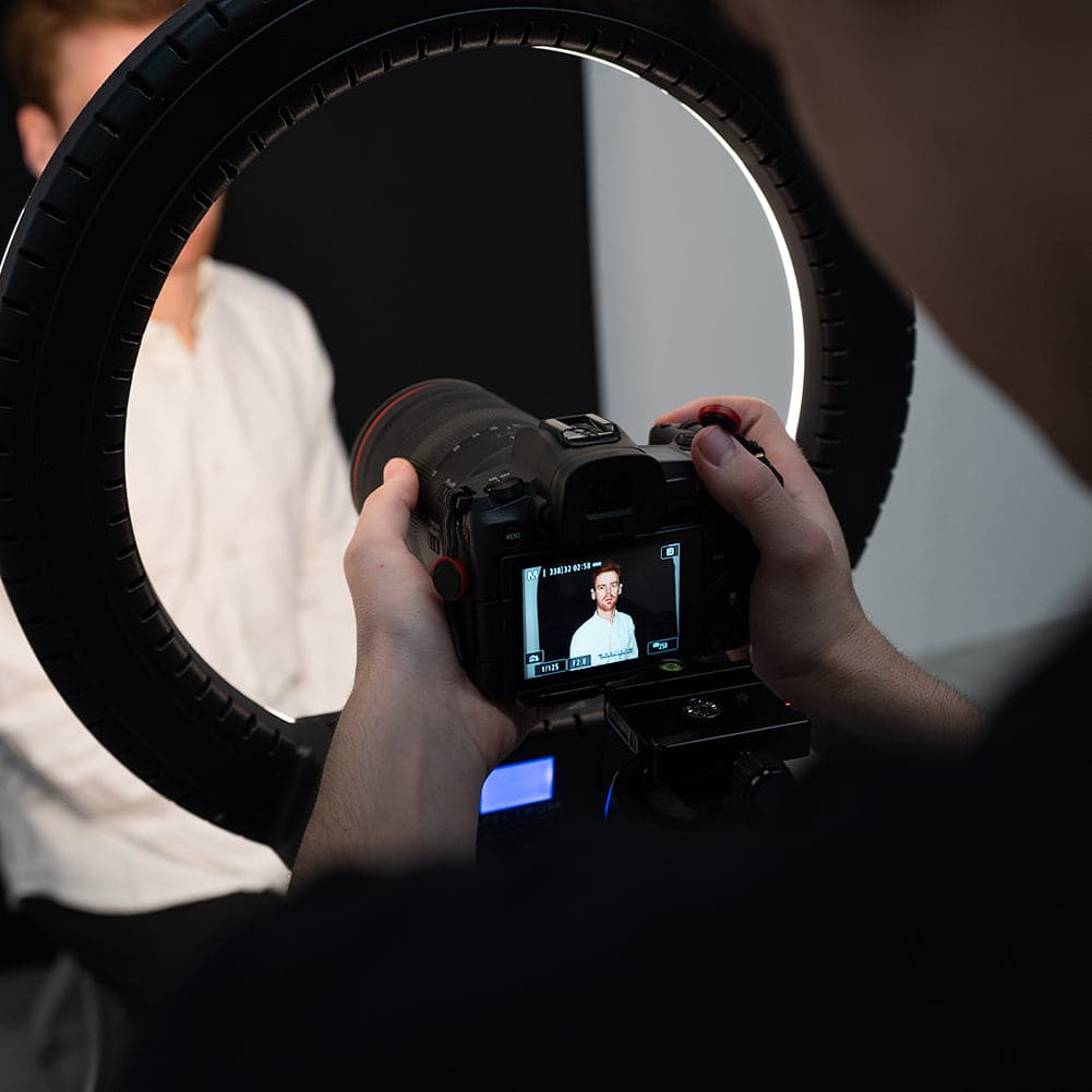 White / Black Collapsible Pop Up Backdrop with Stand & Peg Kit (1.5 x 2.1M)