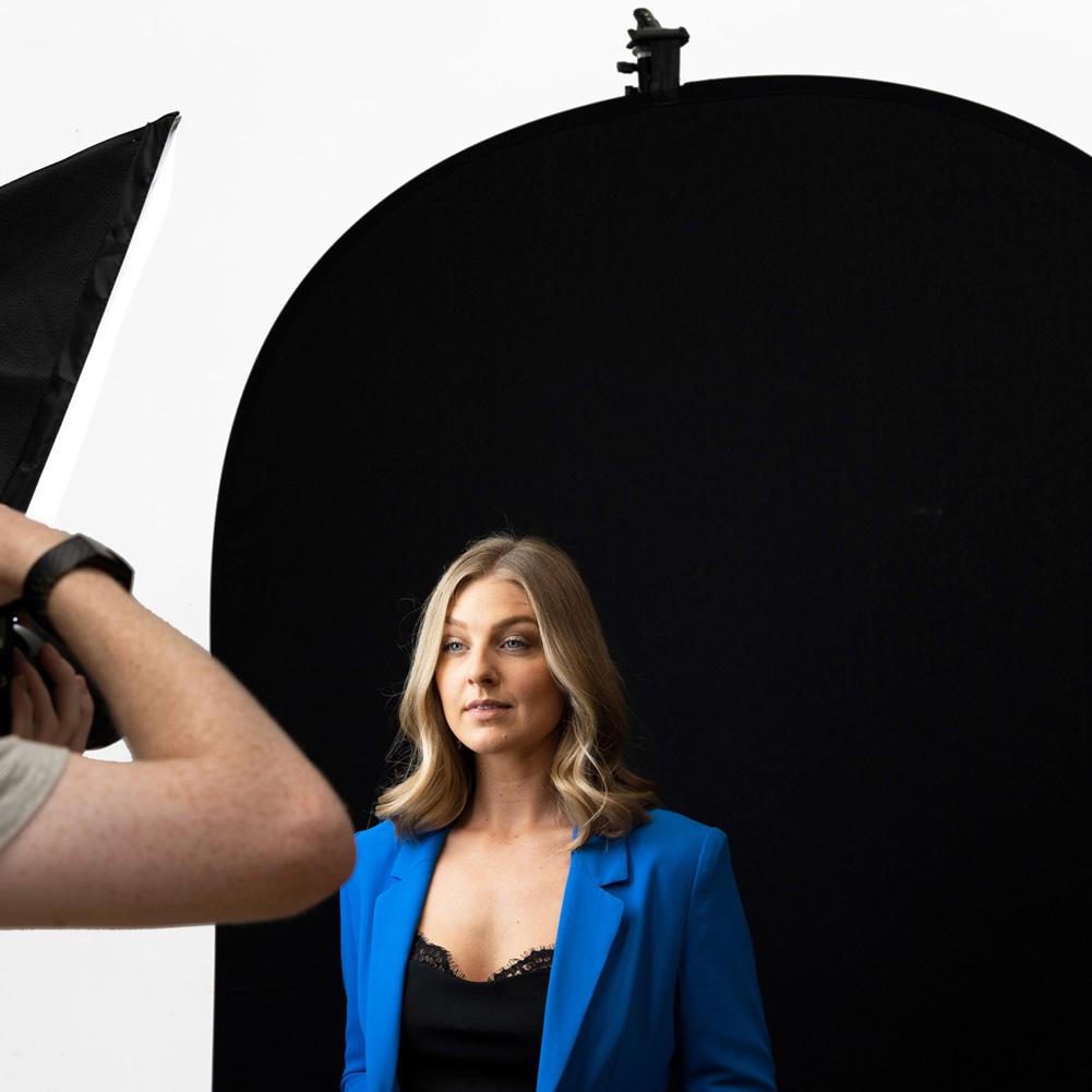 White / Black Collapsible Pop Up Backdrop with Stand & Peg Kit (1.5 x 2.1M)