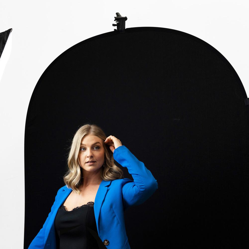 White / Black Collapsible Pop Up Backdrop with Stand & Peg Kit (1.5 x 2.1M)