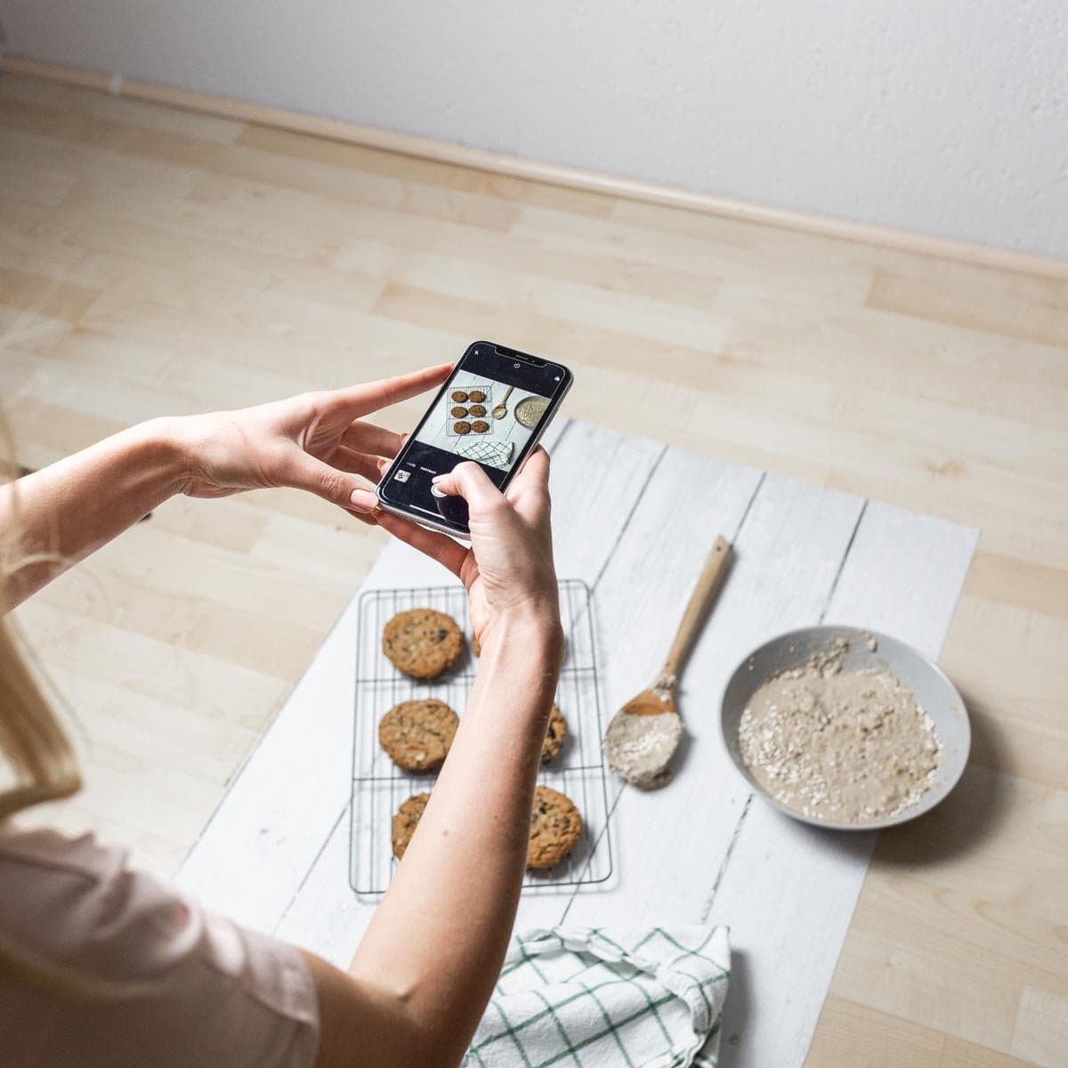 Flat Lay Instagram Backdrop - 'Palm Beach' White Wash Wooden (56cm x 87cm)