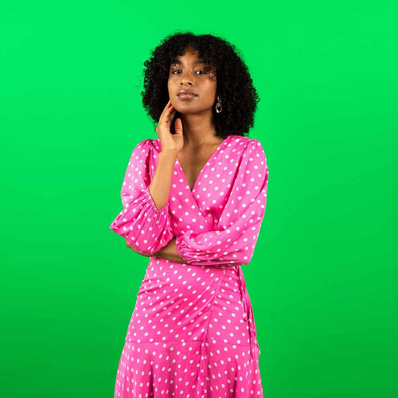 A Beginner’s Guide to Using Chroma Key Green Screens for Videos